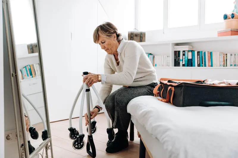 Maintien à domicile à Nice : femme âgée chez elle avec son déambulateur