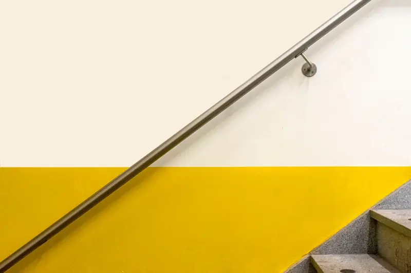 Monte-escalier à Nice : escalier intérieur avec main courante, avant pose du rail